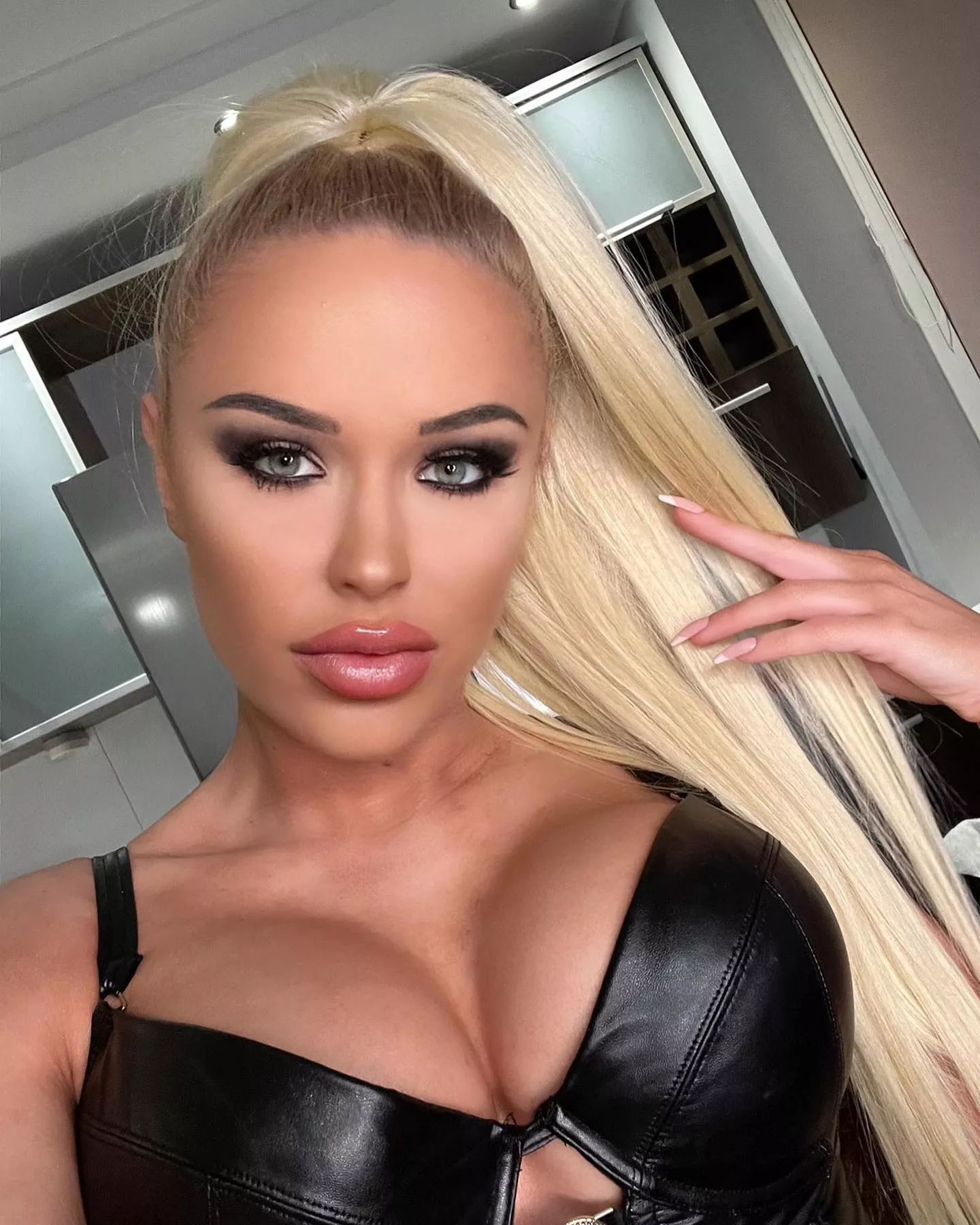 Szokujące zdjęcia Emilki Klickiej w świecie disco polo! Gwarantujemy, że oglądając te fotki będziesz oczarowany!